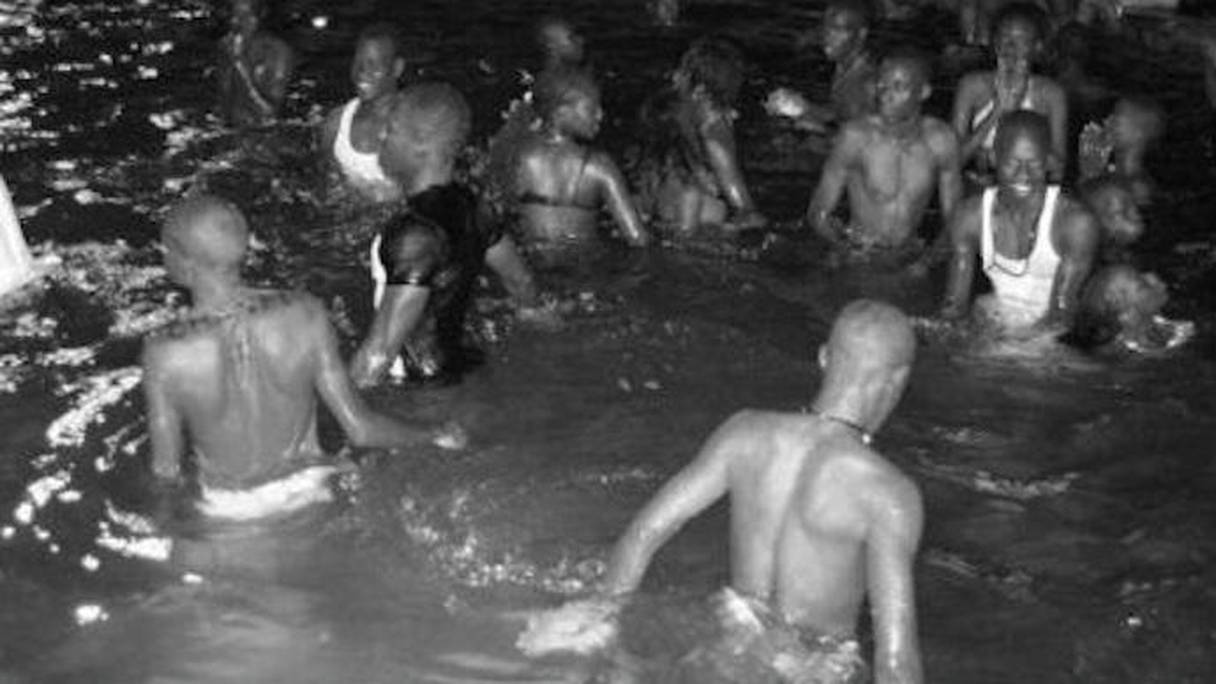 Le "bain de minuit" sur une plage de Dakar.
