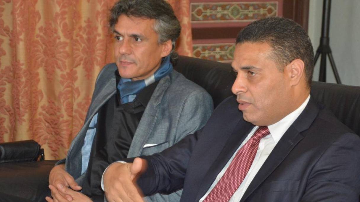 Rachid Nekkaz, au fond, et Hassan Ben Mbarek, les deux co-présidents de Maghreb sans frontières. 