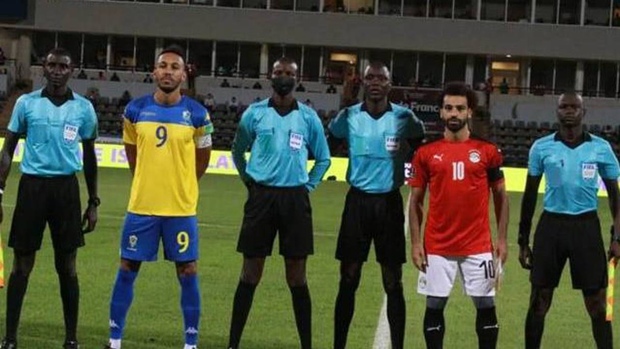 Présentation des arbitres et des deux capitaines lors du match Gabon-Egypte à Libreville, dimanche 5 septembre 2021.
