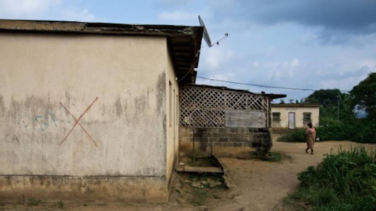 Une maison de la cité "Rénovation" marquée d'une croix rouge supposée irradiée car construite avec des matériaux issus d'une ancienne mine d'uranium de la Compagnie des mines d'uranium de Franceville (Comuf), filiale du groupe français Areva, le 11 juillet 2017 à Mounana, au Gabon 