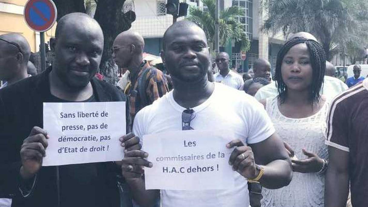 Les journalistes manifestent à Conakry pour la liberté de la presse.