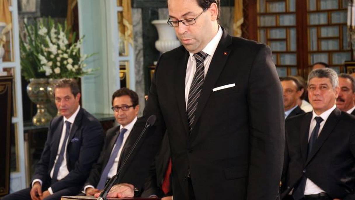Le nouveau Premier ministre tunisien, Youssef Chahed, prête serment lors d'une cérémonie au palais de Carthage, le 27 août 2016.
