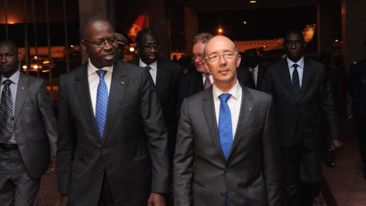 Le ministre-président de la Fédération Wallonie-Bruxelles (Entité fédérée du royaume de Belgique), Rudy Demotte, accueilli à sa descente d’avion par le Premier ministre du Sénégal, Mahammed Dionne. 