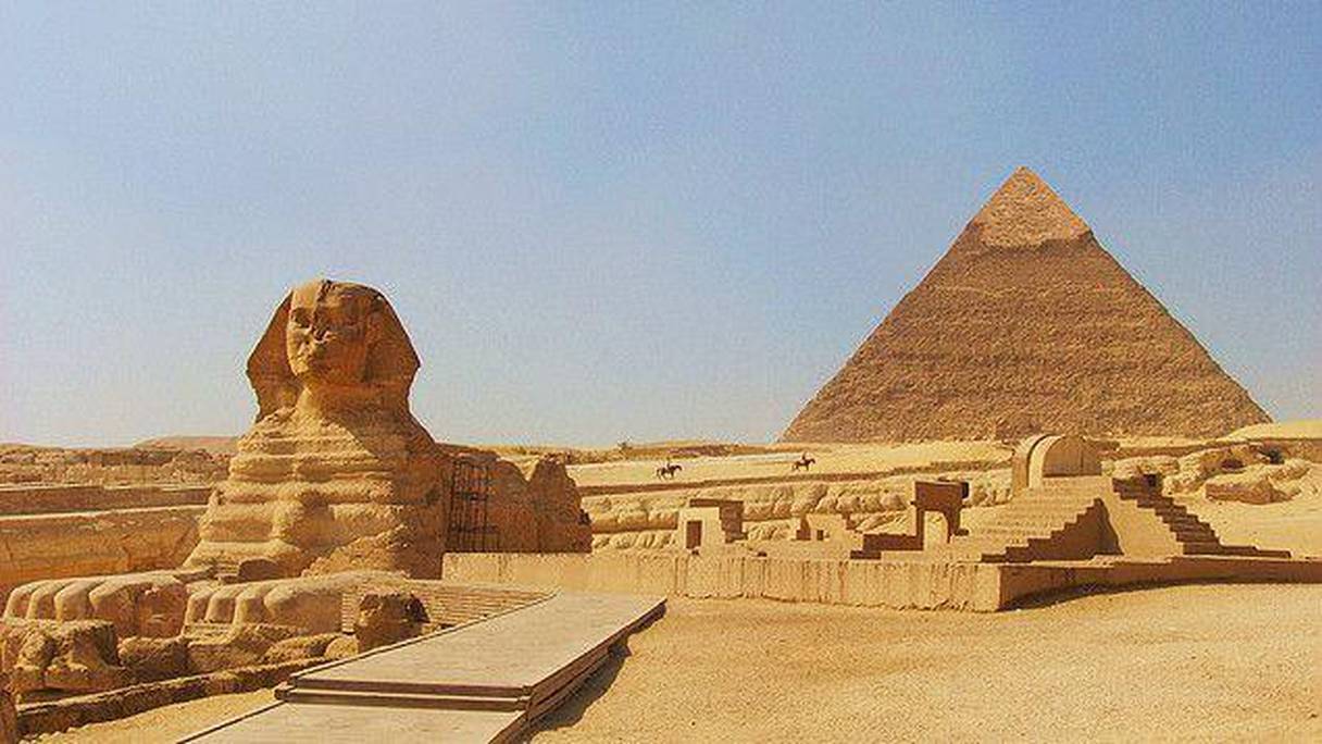 En premier plan, le Sphinx de Gizeh. 