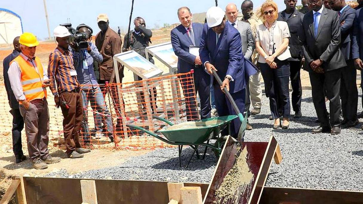 Le président Macky Sall posant la premiére pierre d'un chantier
