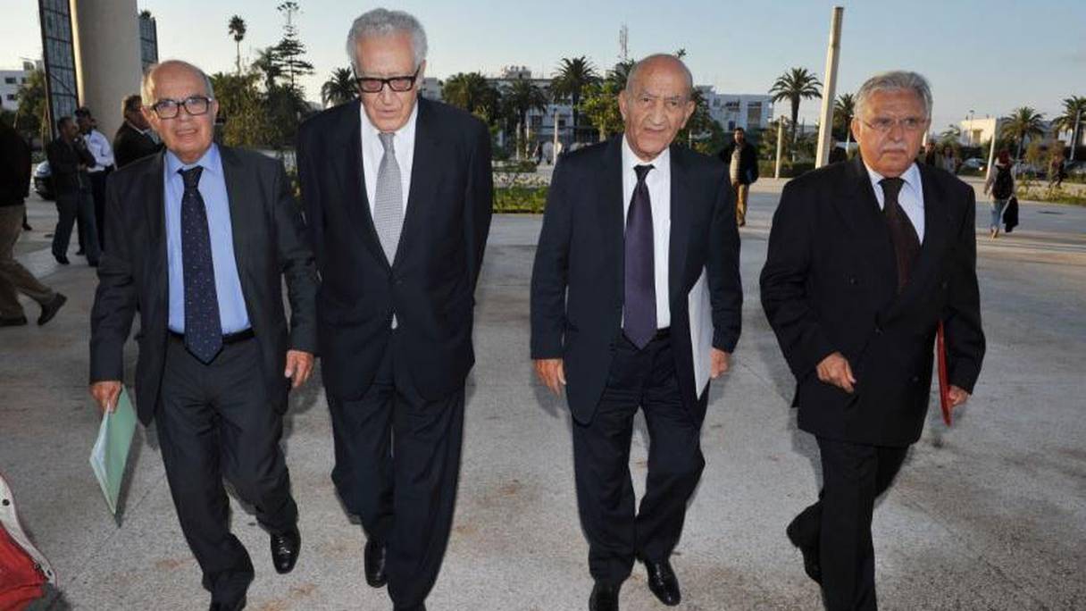 Au milieu de la photo, Lakhdar Brahimi (2e à g.) et Abderrahmane Youssoufi (2e à d.)