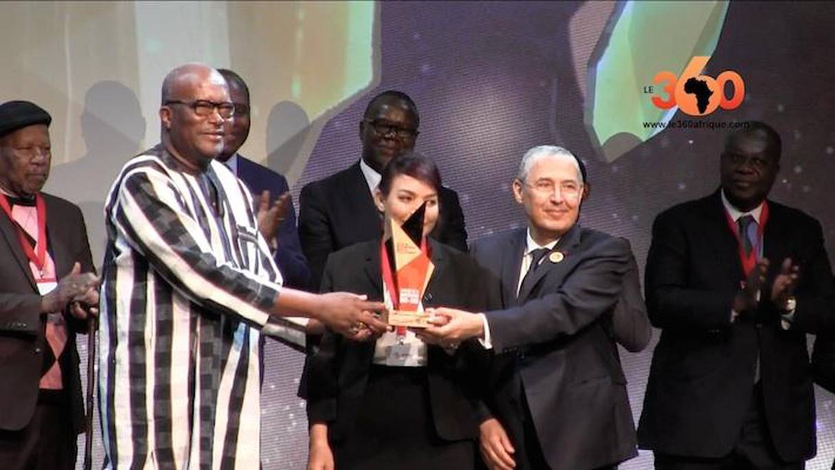 Le président Kaboré du Burkina Faso et Mohamed El Kettani, PDG d'Attijariwafa ban, remettant le 1er Prix de la Coopération Sud-Sud  à Jalila Mezni, PDG de Lilas (Tunisie)