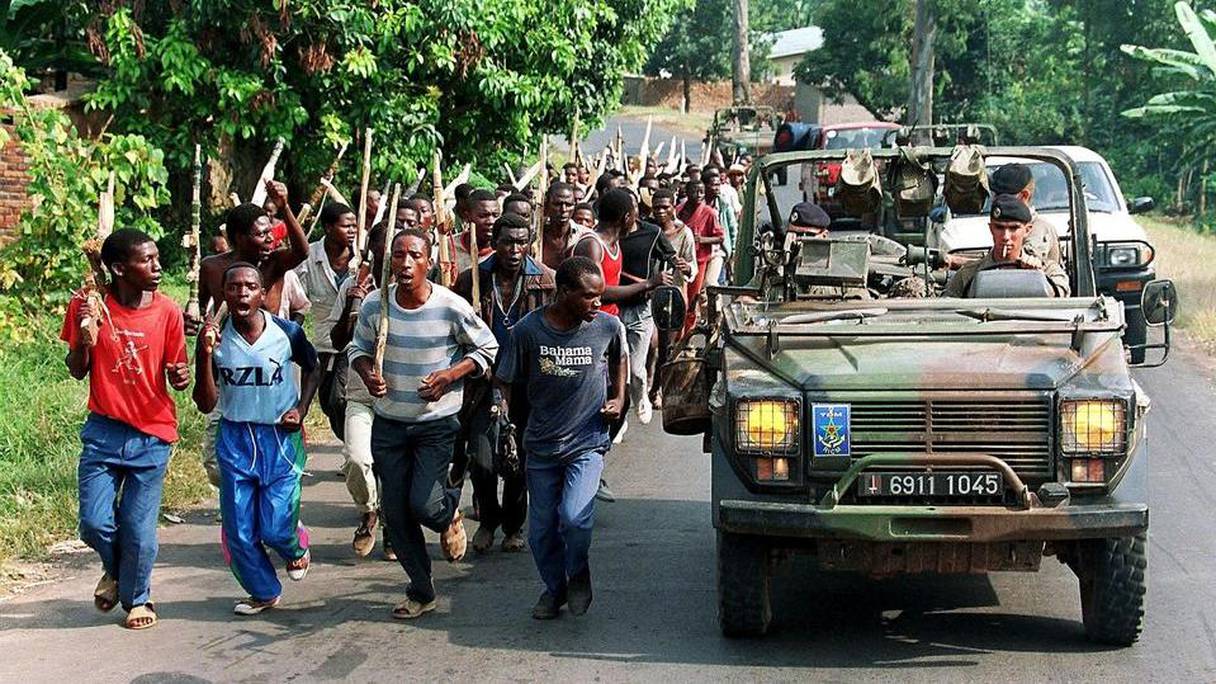 Des soldats français au côté d'une milice hutu en 1994.