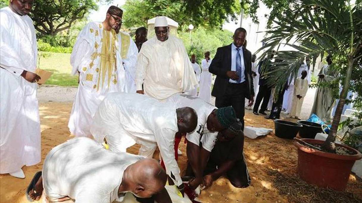 Le président sénégalais lors de l'immolation de son mouton. 