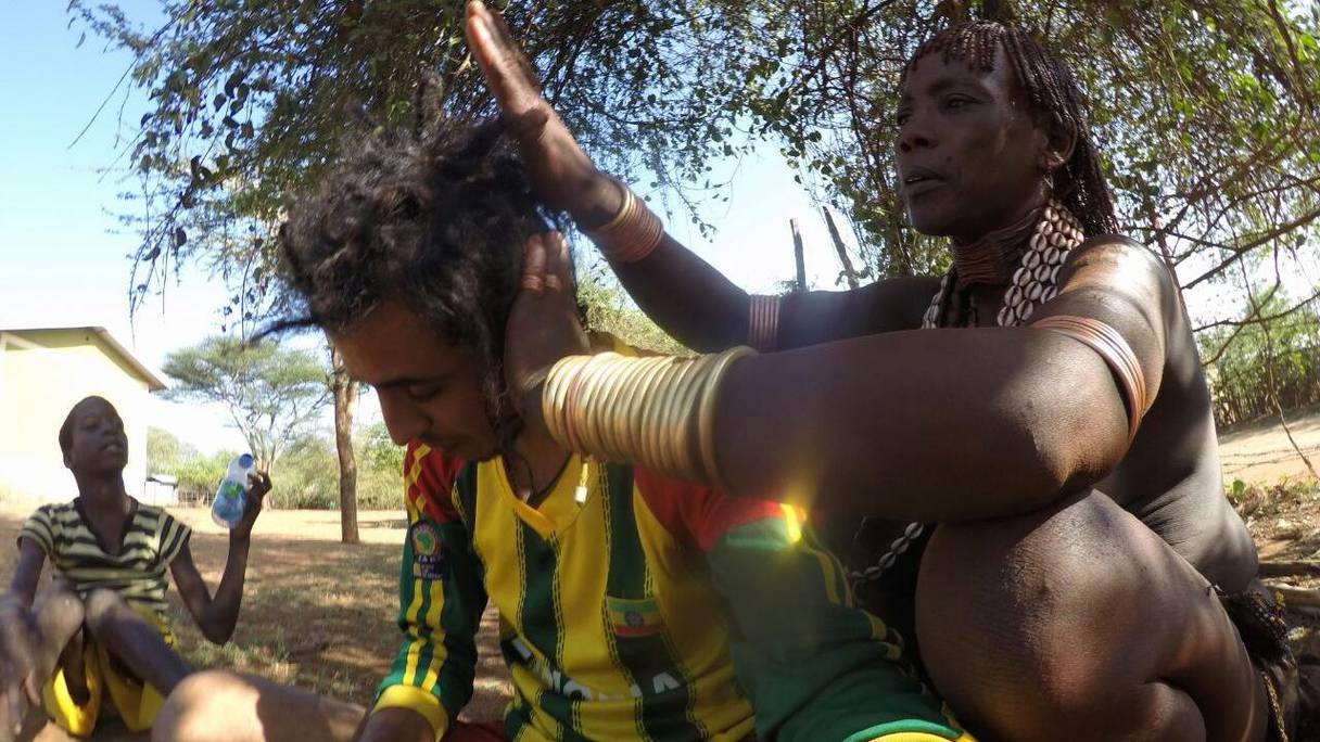 Othmane Zolati, en train de se faire tresser par une femme Hamer. Les Hamers sont une minorité ethnique du Sud de l'Ethiopie. 