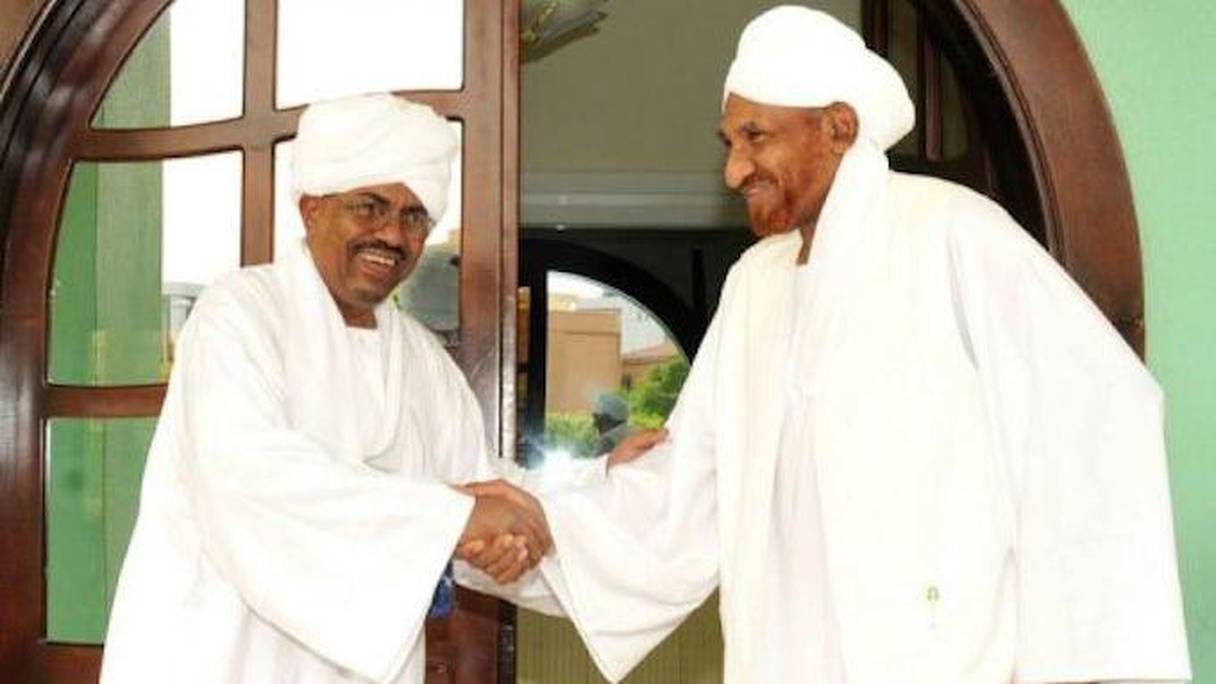 Le président soudanais Omar el-Béchir et Sadek al-Mahdi, ancien premier ministre et président du parti d'opposition Umma.