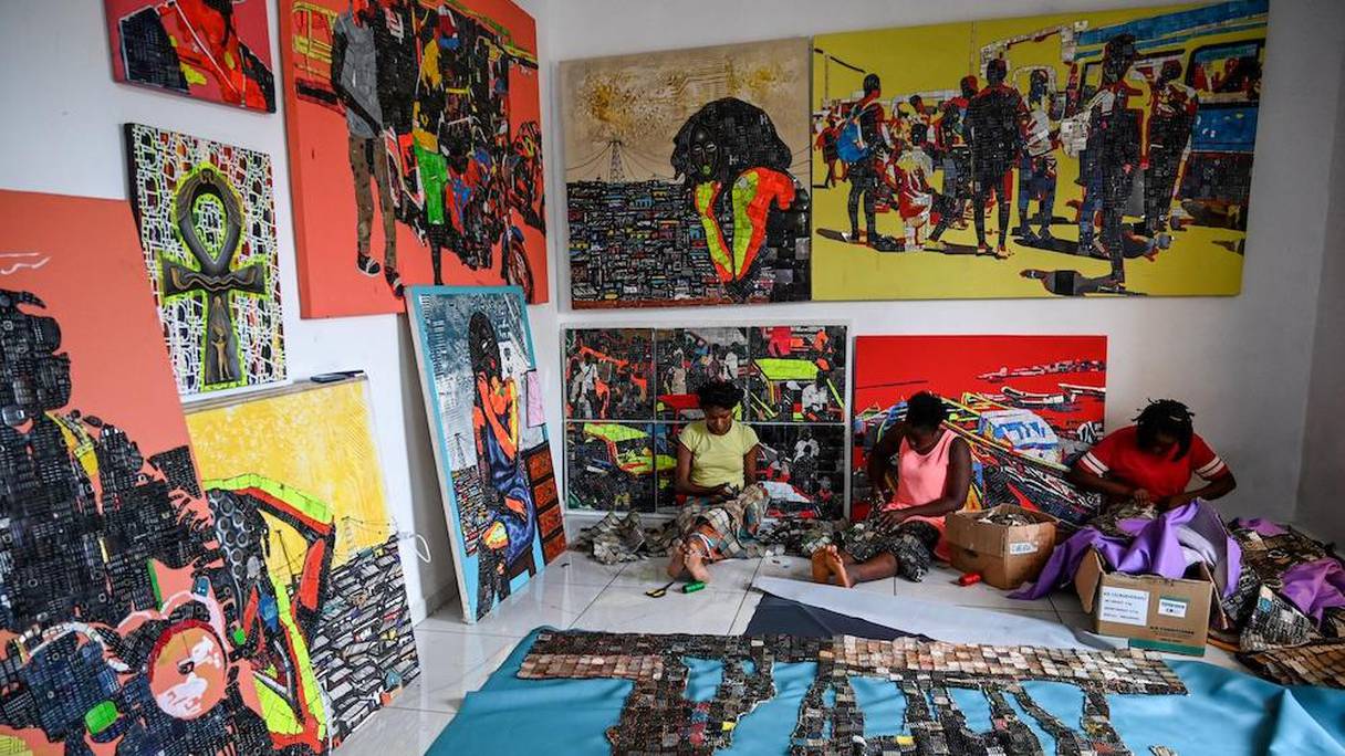 Des travailleurs dans l'atelier de l'artiste Mounou Désiré Koffi. 
