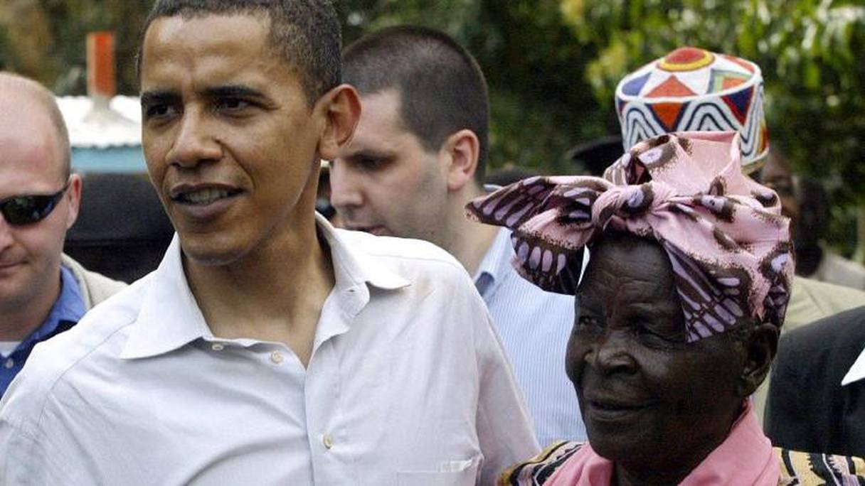 Barack Obama en compagnie de sa grand-mère Sarah Obama, dans le village familial de son père, Siaya, Kisumu au Kenya.