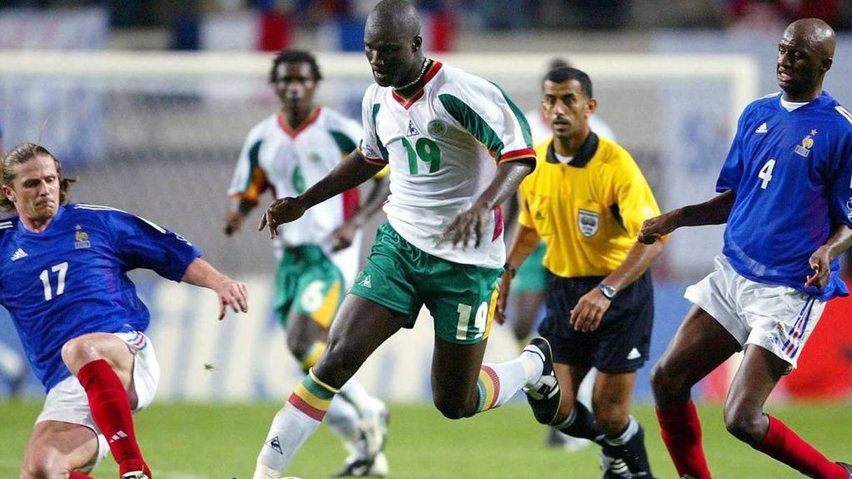 Papa Bouba Diop sur le point de marquer son but historique, lors du match France-Sénégal à Séoul. 