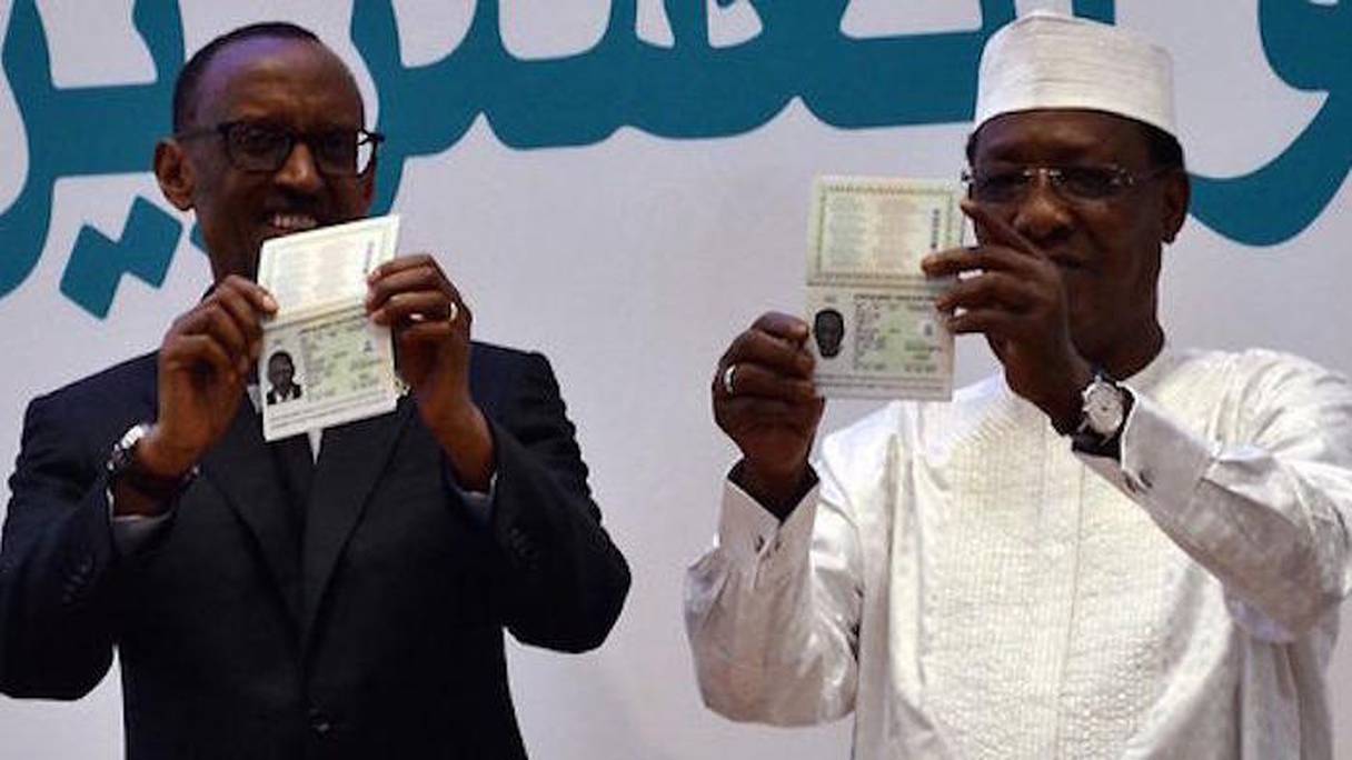 Les présidents rwandais et tchadien exhibant fièrement leur passeport. 