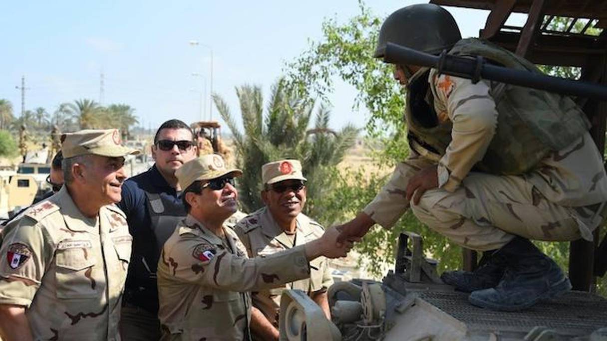 Le président Abdel Fattah al-Sissi salue des soldats égyptiens dans le Sinaï, le 4 juillet 2015.