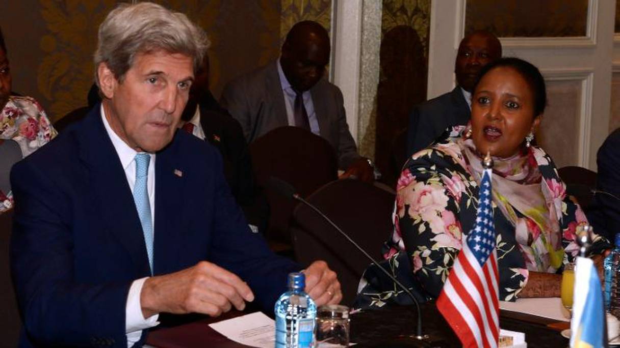 Le secrétaire d'État américain John Kerry avec son homologue kényane Amina Mohamed à Nairobi, le 22 août 2016.
