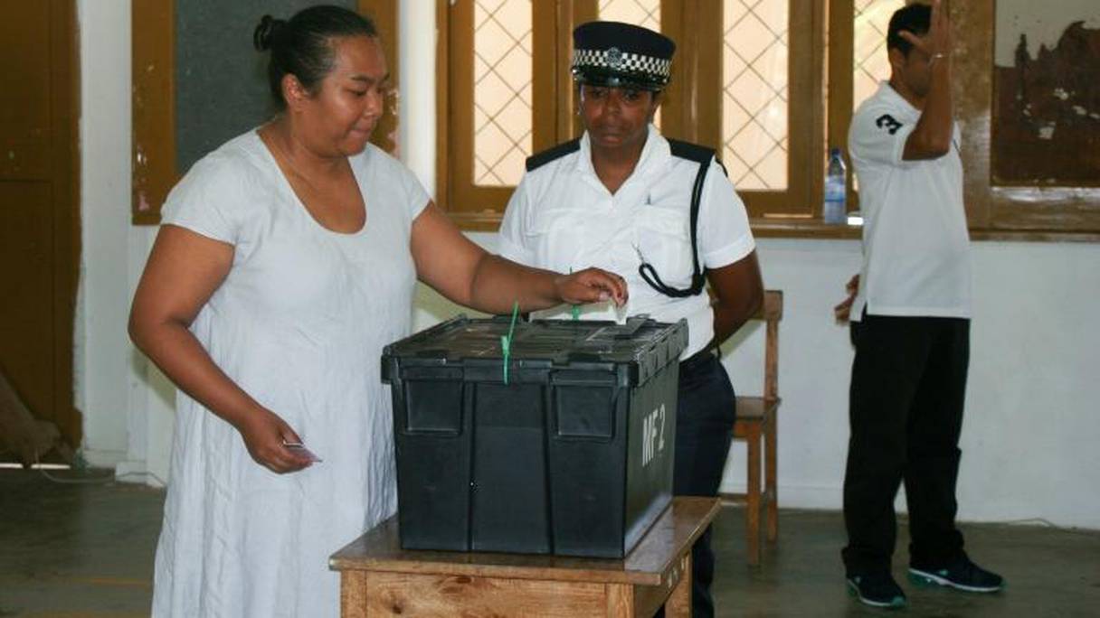 Une femme vote lors des législatives, le 10 septembre 2016 à Victoria, aux Seychelles.