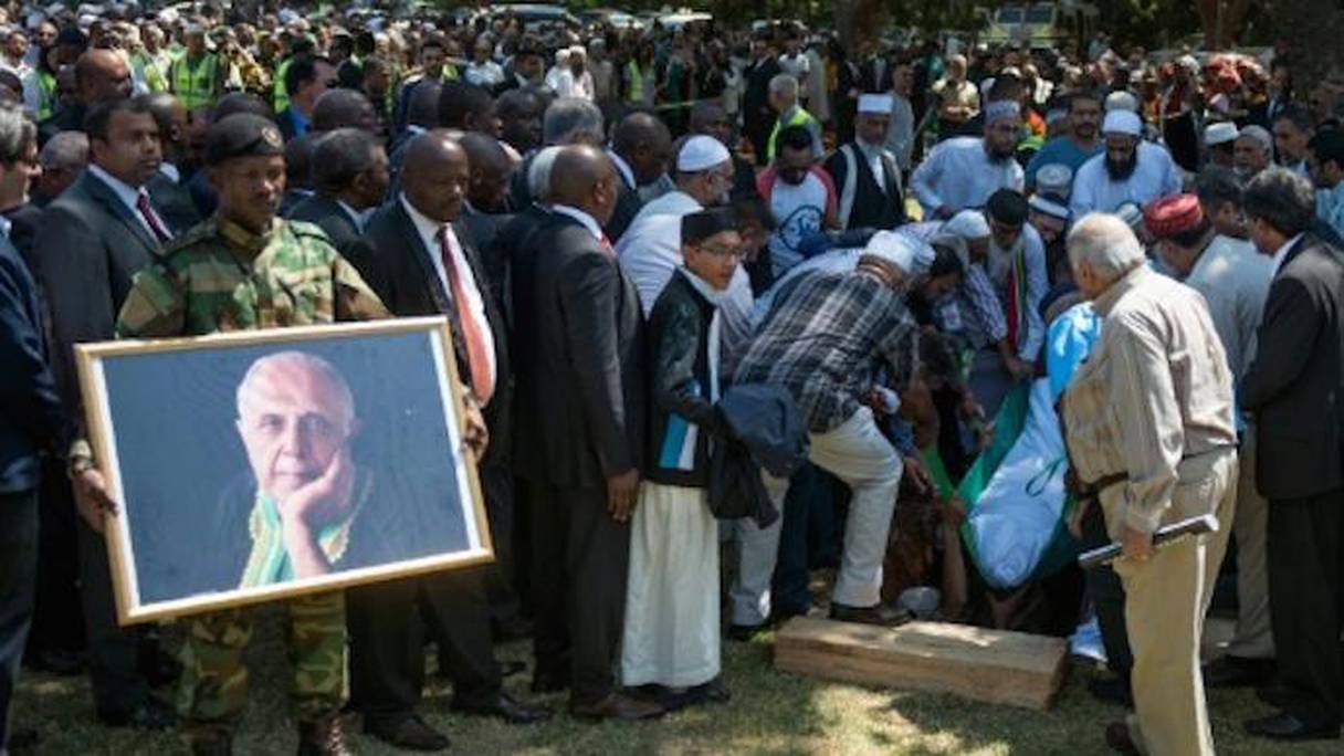 Le corps d'Ahmed Kathrada, héros anti-apartheid, est mis en terre dans le cimetière de Westpark, le 29 mars 2017 à Johannesburg 