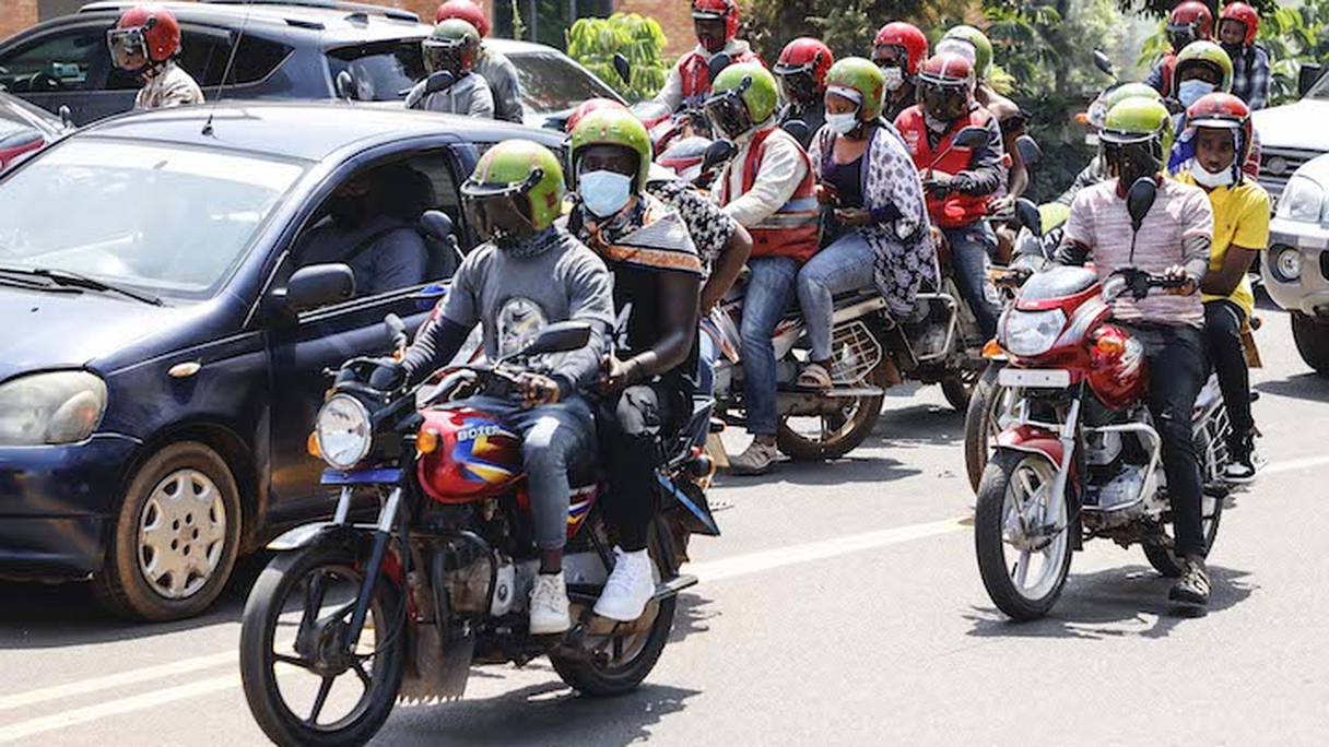 Des Moto-Taxis transportent des passagers dans le centre-ville de Kigali le 26 mai 2022./AFP/Ludovic MARIN