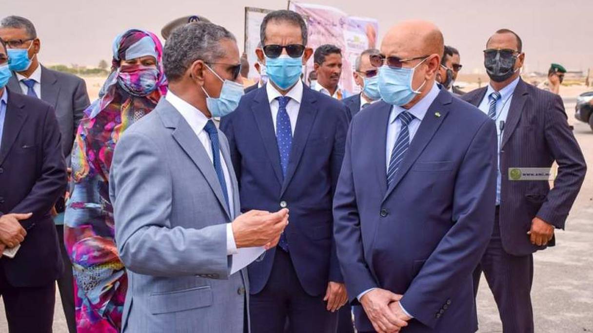 Le ministre de la Santé Mohamed Nedhirou Hamed expliquant au président Mohamed Cheikh El-Ghazouani les mesures prises lors de la première vague du Covod-19. 