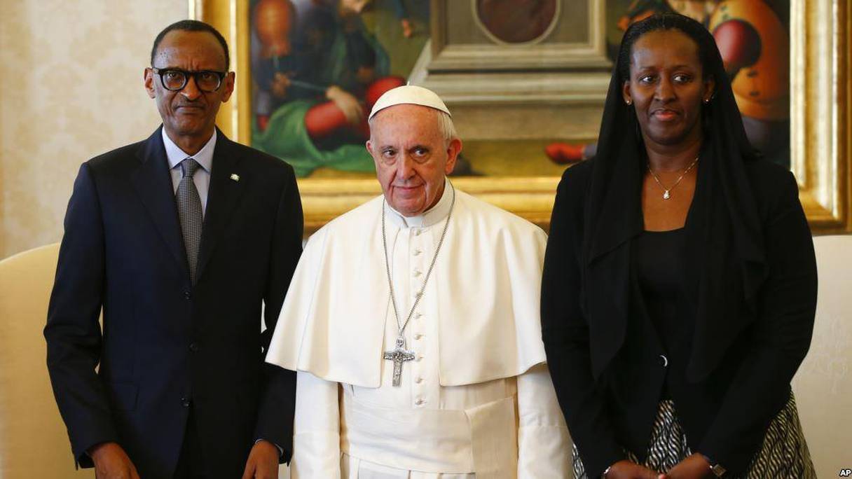 Le Pape Francis, entouré de Paul Kagame, président du Rwanda, et de son épouse Jeannette Kagame. 