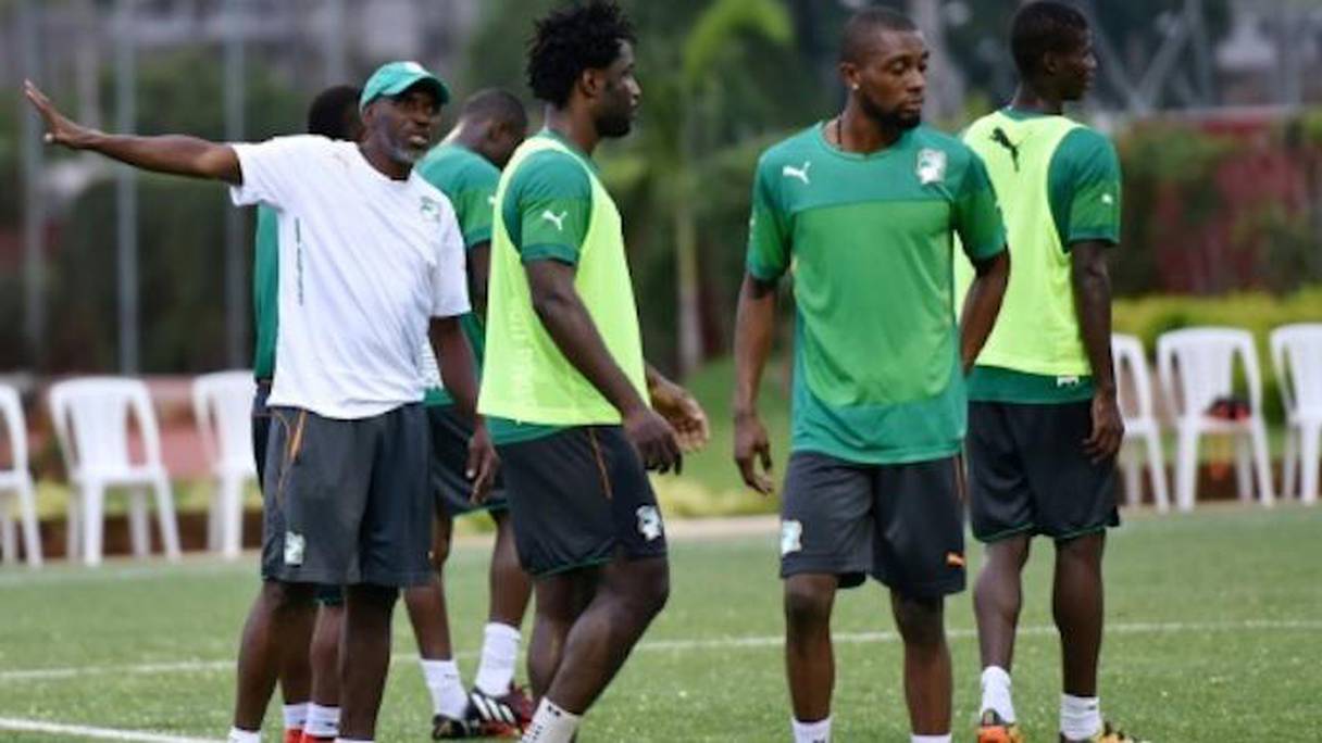 Ibrahim Kamara, entraîneur intérimaire de la Côte d'Ivoire pendant un entraînement le 10 juin 2015.