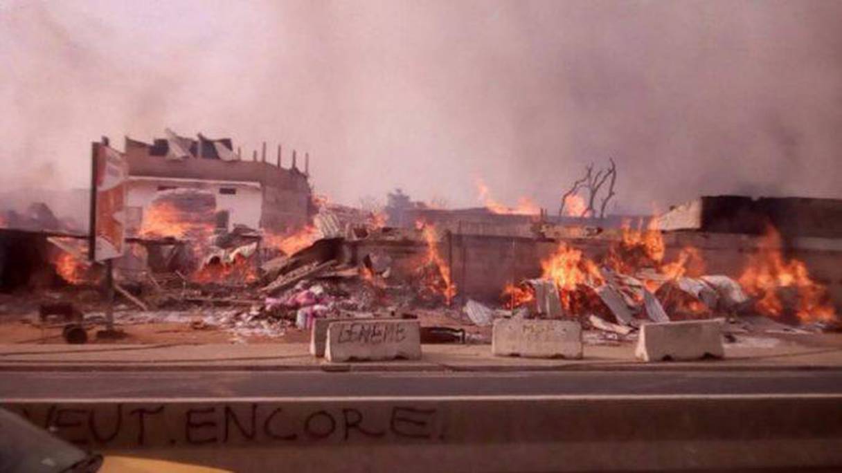 Un incendie ravage le marché Parc Lambaye de Dakar.