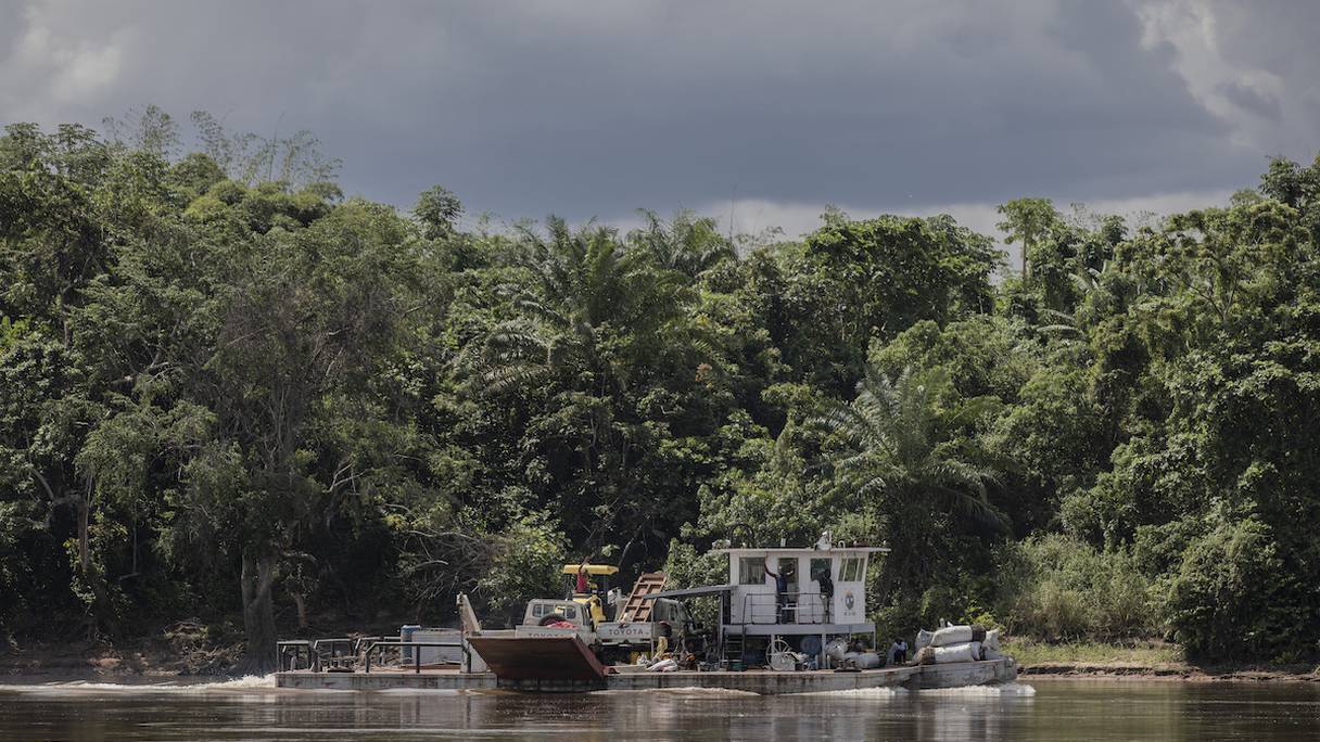 Une barge transportant des passagers et des marchandises voyage sur le fleuve Congo jusqu'à la ville de Kisangani, province de la Tshopo, nord-est de la République démocratique du Congo, le 31 août 2022. 