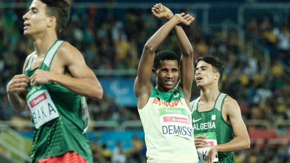 L'athlète éthiopien Tamiru Demisse, médaillé d'argent lors du 1.500 m des Jeux paralympiques, fait un geste de protestation, le 11 septembre 2016 à Rio 