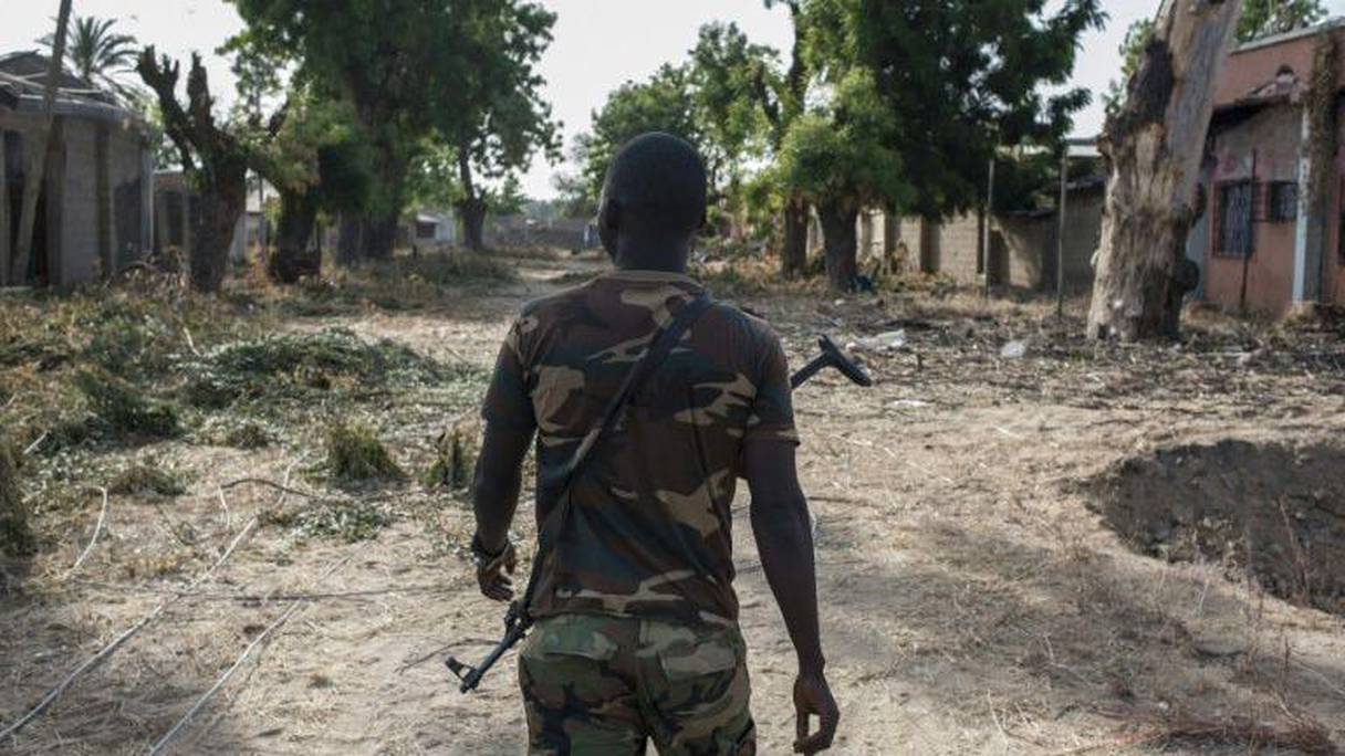 Un soldat nigérian patrouille dans les rues de Bama, dans le nord-est du pays, ravagé par Boko Haram, le 8 décembre 2016