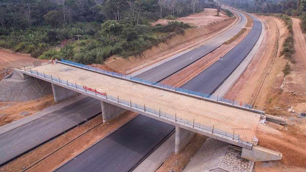 L'autoroute Yaoundé-Douala (Cameroun).
