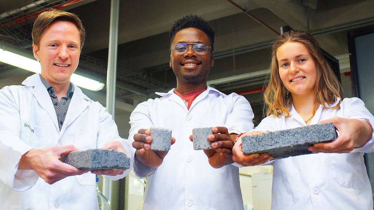 De gauche à droite, Suzanne Lambert, le professeur Dyllon Randall et Vukheta Mukhari, qui ont développé la première "bio-brique" au monde fabriquée à partir d'urine humaine, dans leur laboratoire du département de génie civil à l'Université du Cap en Afrique du Sud, le 2 novembre 2018 