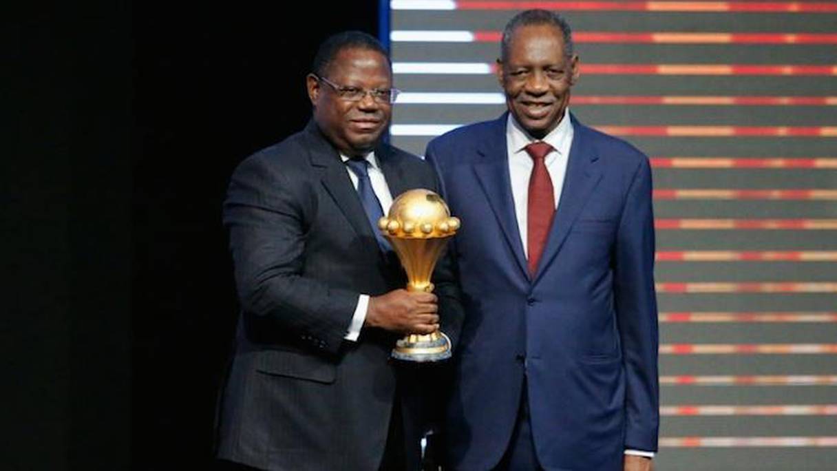 Le président de la CAF Issa Hayatou et le Premier ministre gabonais Emmanuel Issoze Ngondet, lors du tirage au sort de la CAN, le 19 octobre 2016.