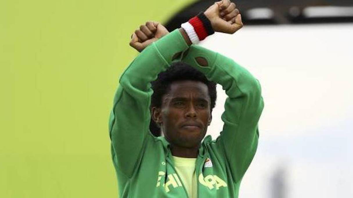 Feyisa Lilesa, un geste courageux du médaillé d'argent du marathon des JO de Rio qui risque de lui coûter cher.
