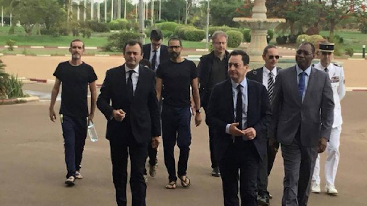 Les deux ex-otages français, Patrick Picque et Laurent Lassimouillas, libérés au Burkina Faso arrivent au palais présidentiel à Ouagadougou, le 11 mai 2019 | 