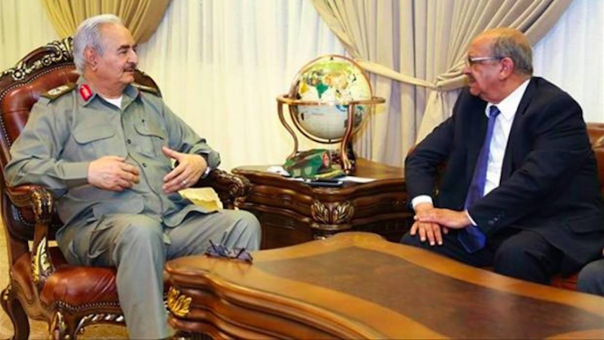 Le maréchal Khalifa Haftar et Abdelkader Messahel, alors ministre des Affaires étrangères de l'Algérie. 