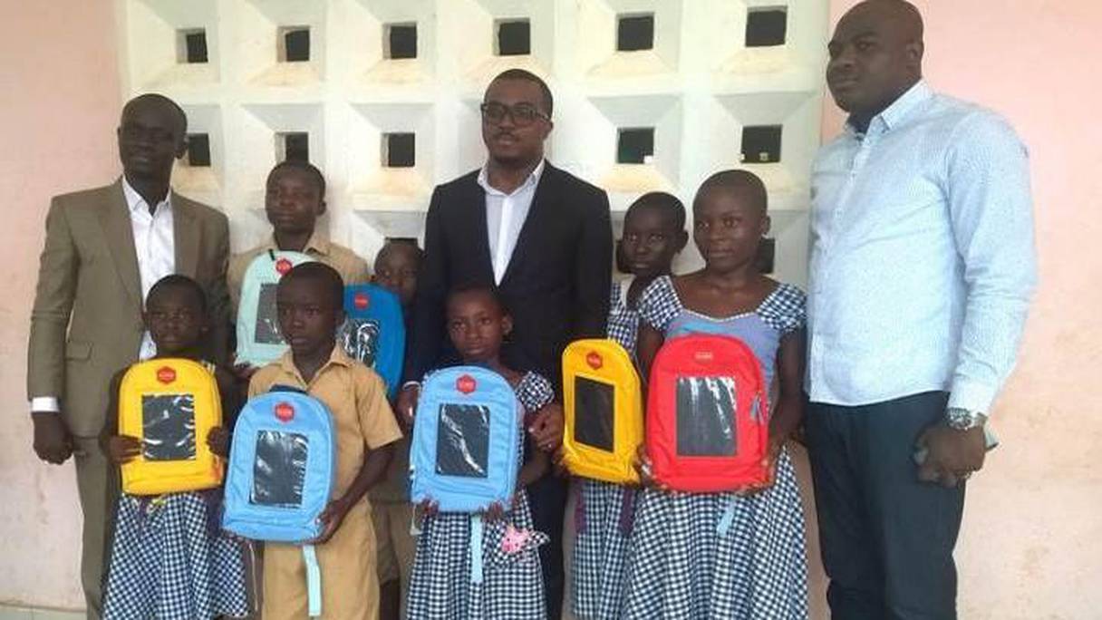 Les cartables solaires inventés par un jeune entrepreneur ivoirien sont un exemple parmi tant d'autres solutions. 