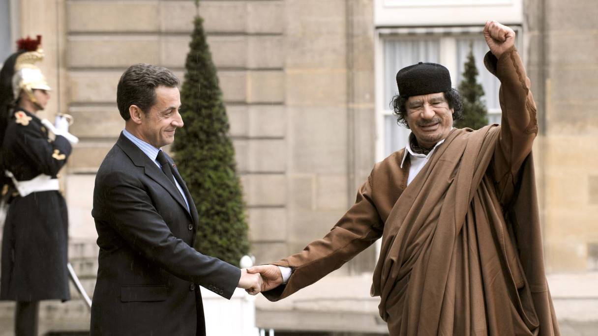 Le président français Nicolas Sarkozy et Mouammar Kadhafi à Paris en 2007.