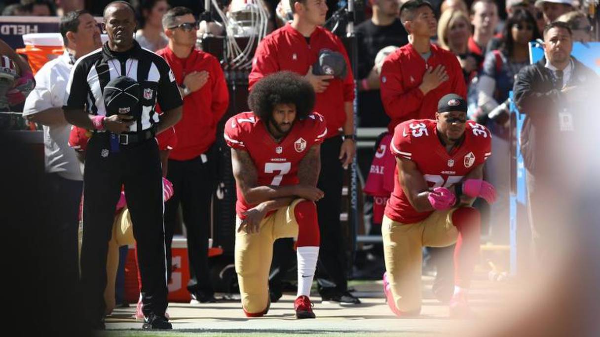 Colin Kaepernick, pose un genou à terre, en signe de défiance à un pays qui, selon lui, opprime la communauté noire.