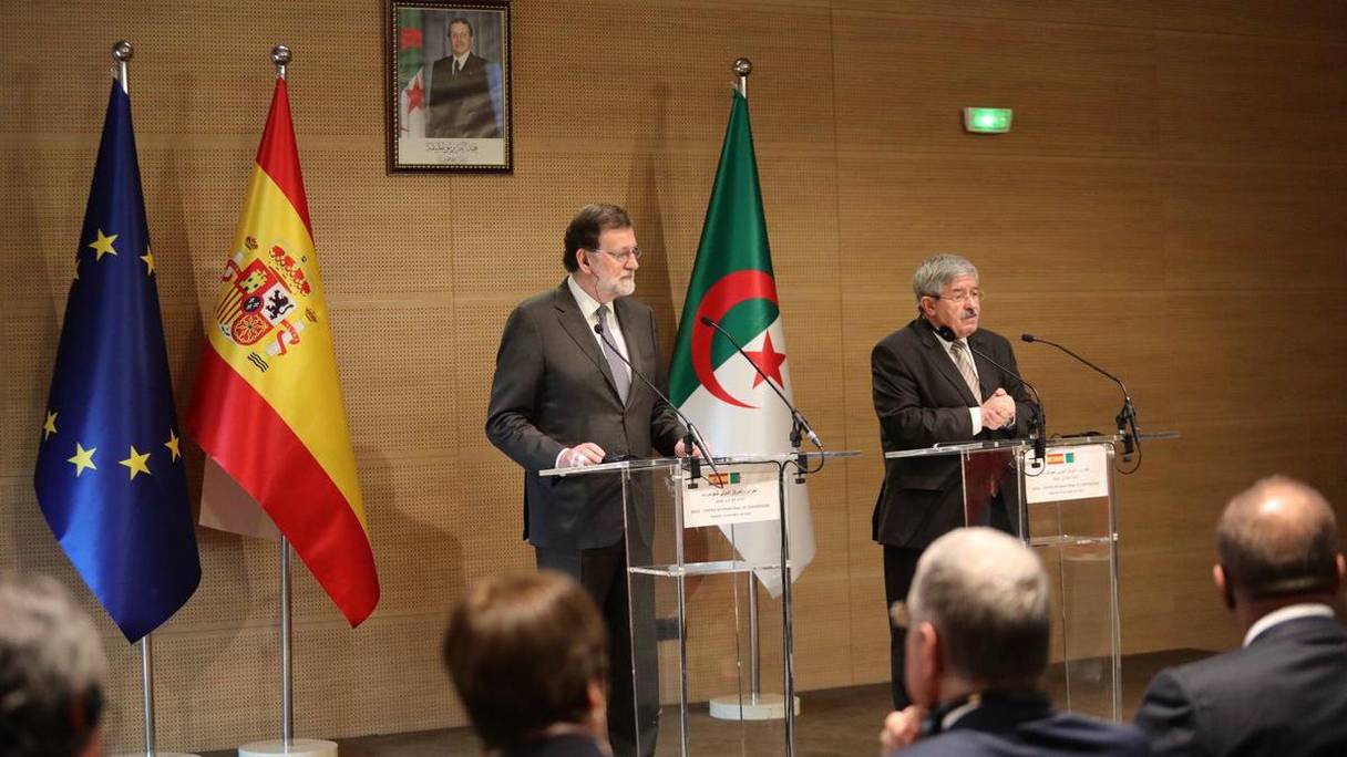 Les Premiers ministres Ahmed Ouyahia d'Algérie et Mariano Rajoy d'Espagne.