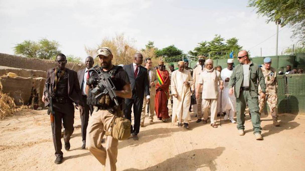 Abdoulaye Idrissa Maiga, premier ministre et Mahamat Saleh Annadif, chef de la MINUSMA, en visite à Tombouctou dans un camp de la mission de l'ONU.
