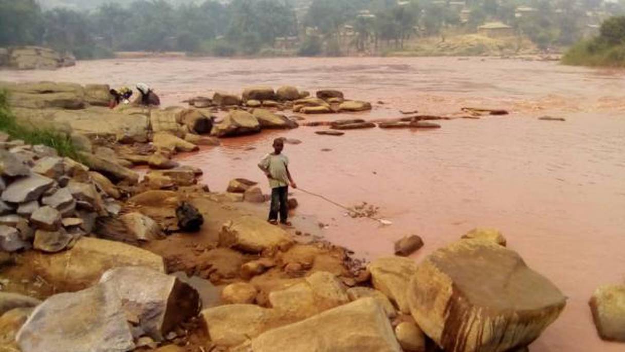 La rivière Kasaï avec une forte coloration à cause de la pollution.