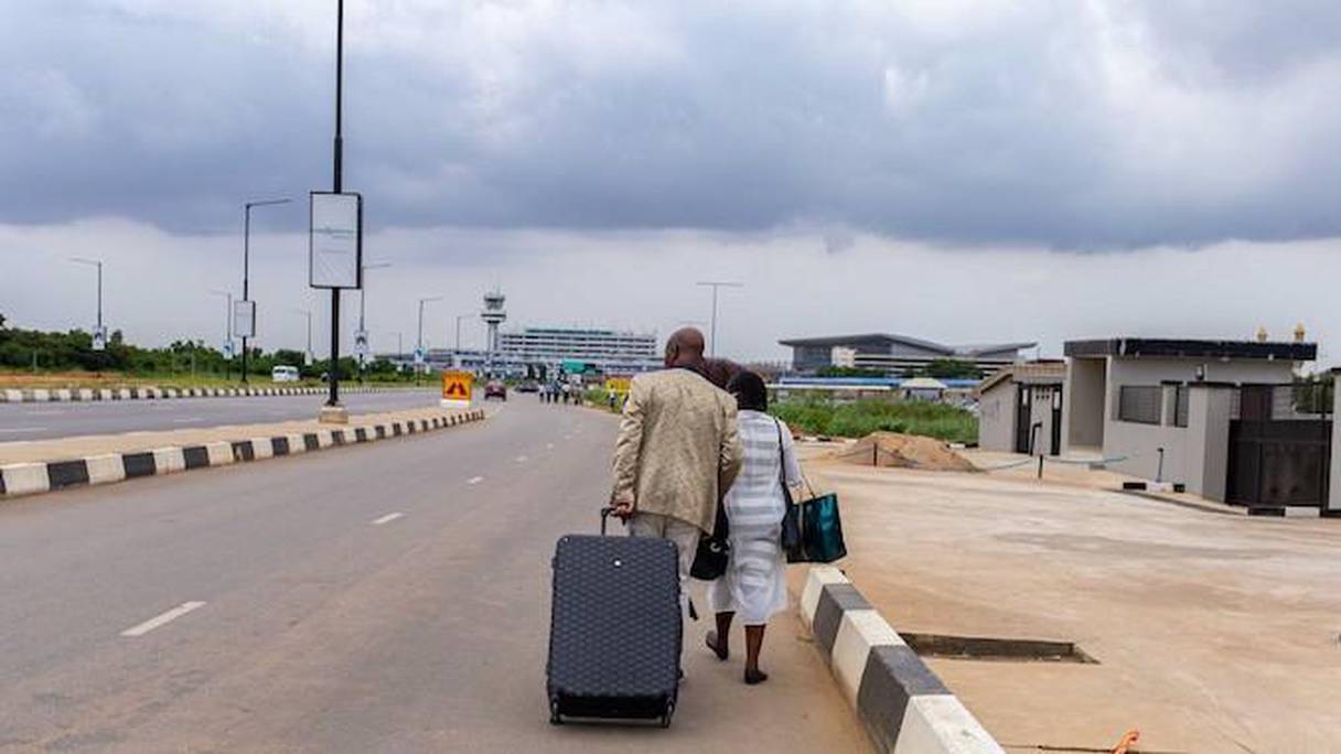 Des passagers obligés de se rendre à l'aéroport de Lagos bloqués par les manifestants. 