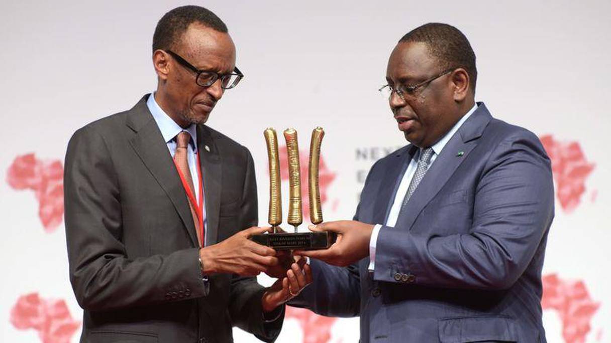  Paul Kagamé, président du Rwanda, reçoit des mains du président sénégalais, Macky Sall, une reproduction de l'os d'Ishango (la plus ancienne preuve d'existence d'arithmétique découverte au Congo).