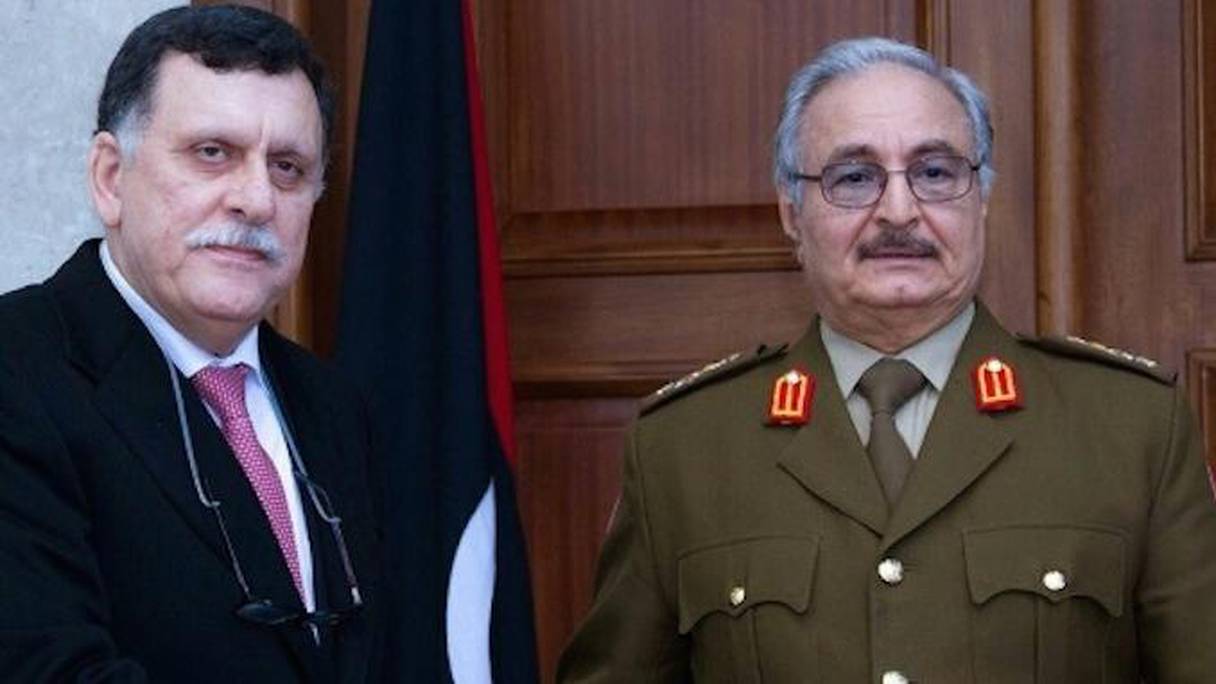 Le maréchal Khalifa Haftar (d) et le chef du gouvernement d'union nationale, Fayez al-Sarraj.