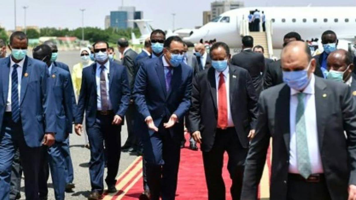 Le Premier ministre égyptien Moustafa Madbouli (cravate rouge) à son arrivée samedi 15 août 2020 à Khartoum. 