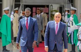 Le président sénégalais, Bassirou Diomaye Faye, accueilli à son arrivée à Nouakchott par son homologue mauritanien, Mohamed Ould Cheikh El Ghazouani, le 18 avril 2024.