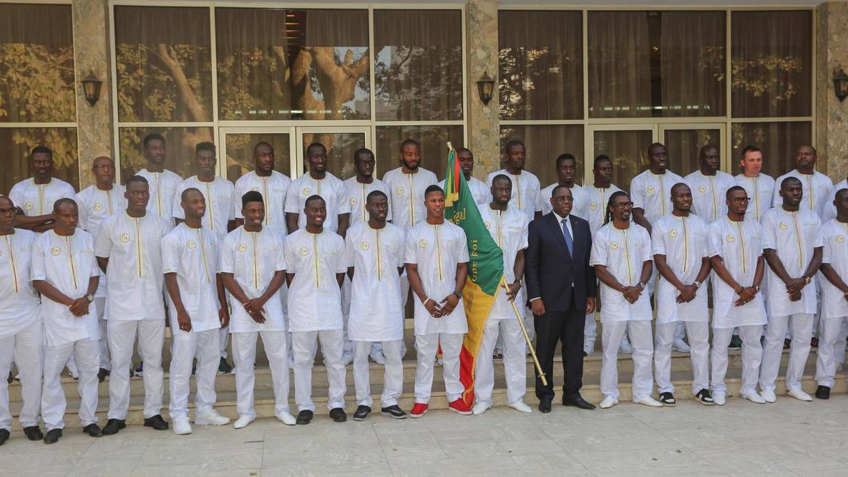Cérémonie de remise du drapeau à l'équipe nationale du Sénégal, mercredi 4 janvier 2017. Les lions de la Teranga jouent déjà à faire peur à leurs futurs adversaires. Ici, avec le président Macky Sall.