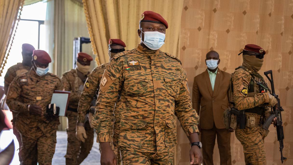 Le lieutenant-colonel Paul-Henri Sandaogo Damiba, président du Burkina Faso et de la transition, arrivant au premier conseil des ministres du gouvernement nouvellement nommé à Ouagadougou, le 7 mars 2022.